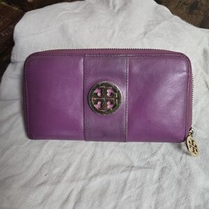 Tory Burch Zip around wallet in Fusia color